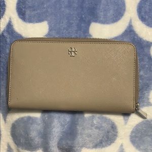 Large Tory Burch Wallet. Excellent condition.